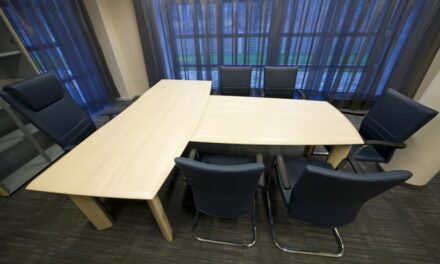 Öka komforten på konferensstol – 10 viktiga tips för konferensrummets stol