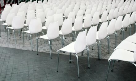 Stapelbara stolar eller fällbara, vad passar bäst i konferensrummet?