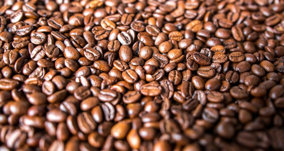 Hur får man bort kaffefläckar på bordsskiva?