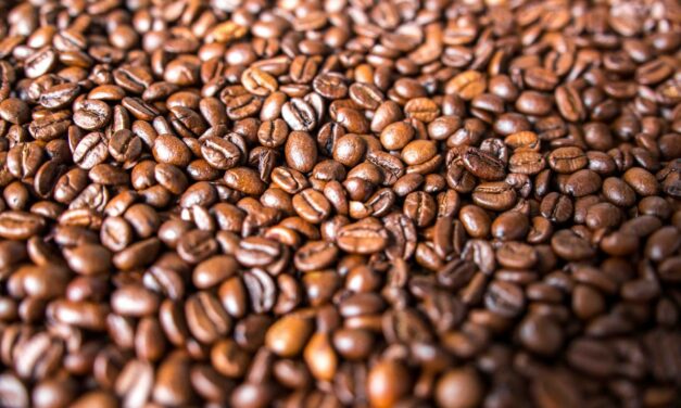 Hur får man bort kaffefläckar på bordsskiva?