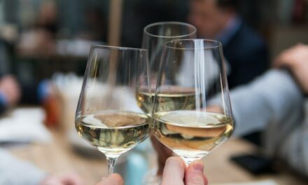Vad kostar ett glas vin på restaurang?