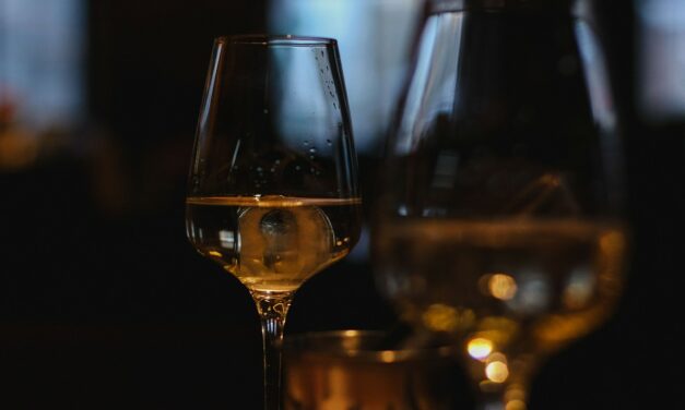 Vilken temperatur ska vitt vin ha vid servering?