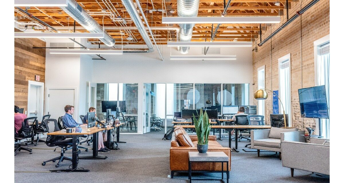 Vilka designaspekter och material är idealiska för att skapa en modern och professionell atmosfär i kontor?