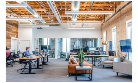 Vilka designaspekter och material är idealiska för att skapa en modern och professionell atmosfär i kontor?