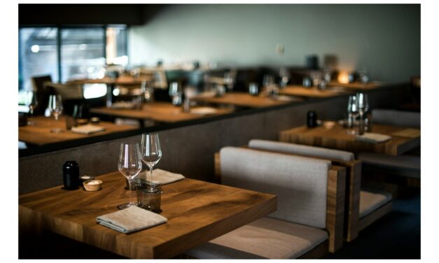 Hur kan man skapa en anpassad och attraktiv atmosfär på restauranger med restaurangmöbler som lockar till gäster?