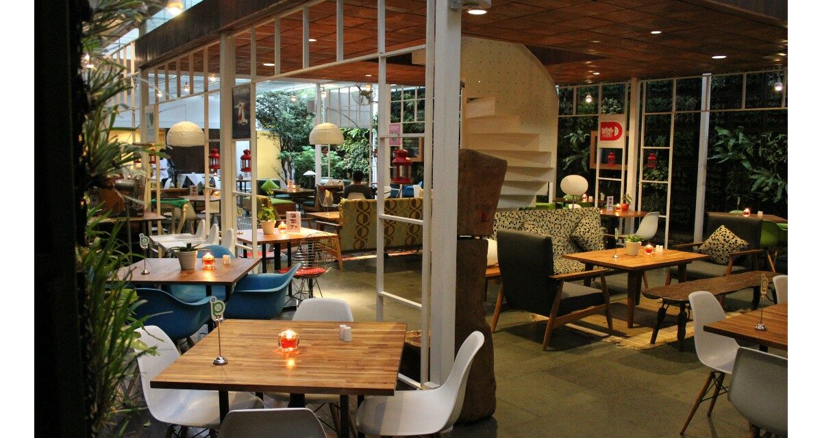 Vilka möbler finns för att skapa en funktionell utomhusmatsal för restauranger eller caféer?