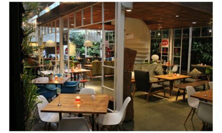 Vilka möbler finns för att skapa en funktionell utomhusmatsal för restauranger eller caféer?
